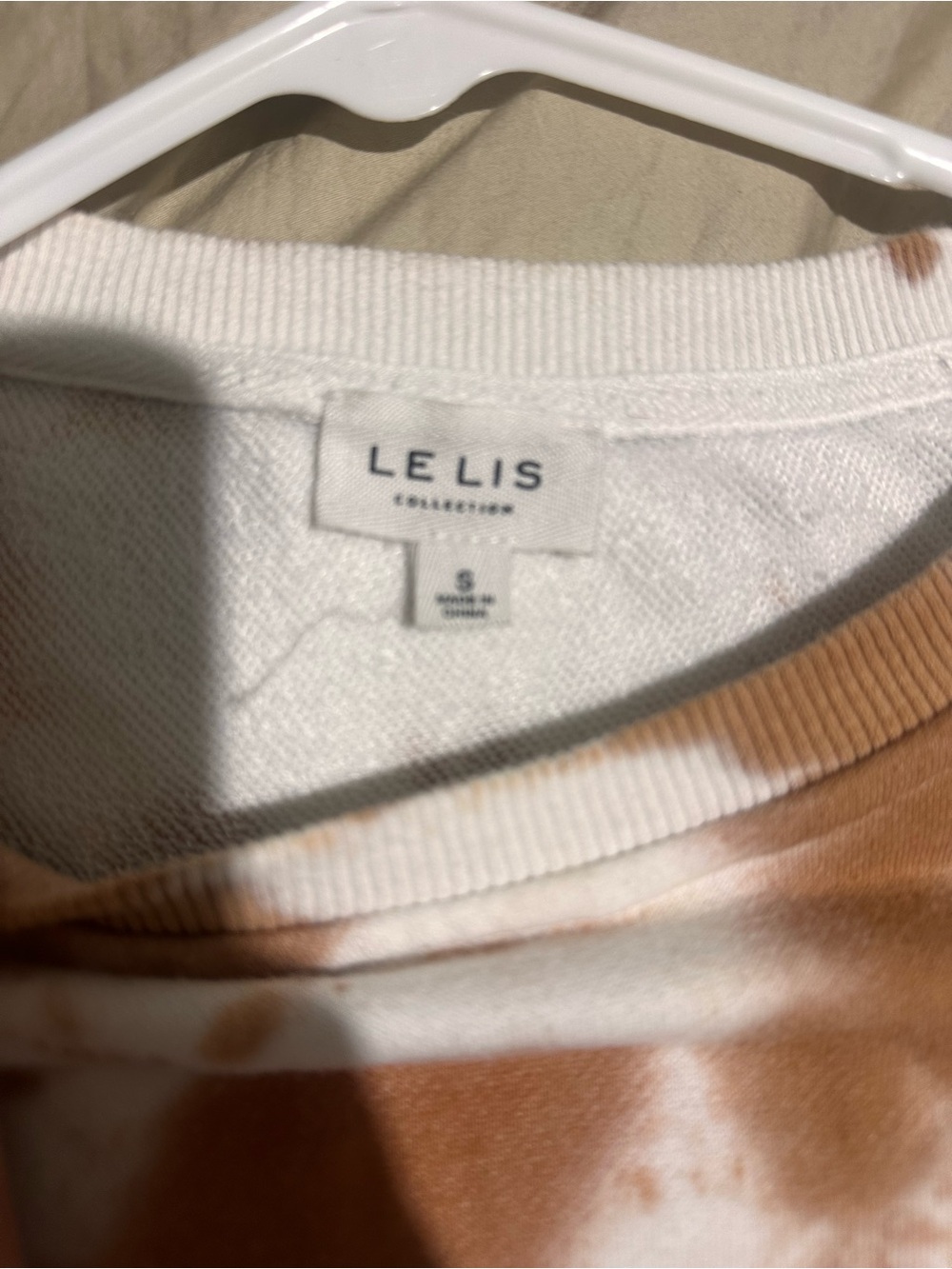 Le Lis womens White and Brown Tie-Dye Crewneck Sweater